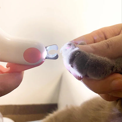 Cortauñas profesional con luz LED y cierre de seguridad, ideal para perros y gatos de todas las edades.